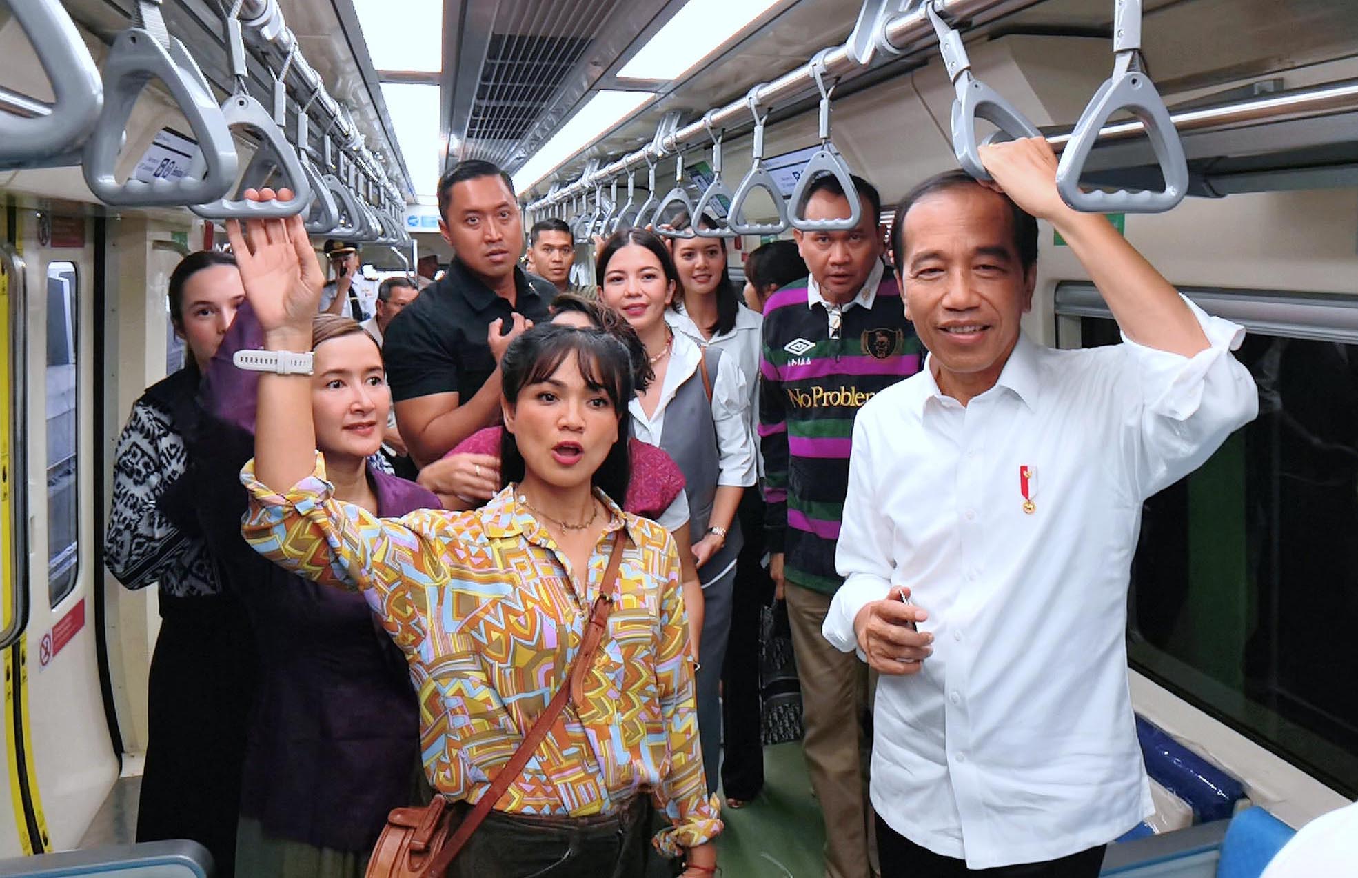 presiden-jokowi-bersama-selebriti-menikmati-lrt_20230810_143952.jpg