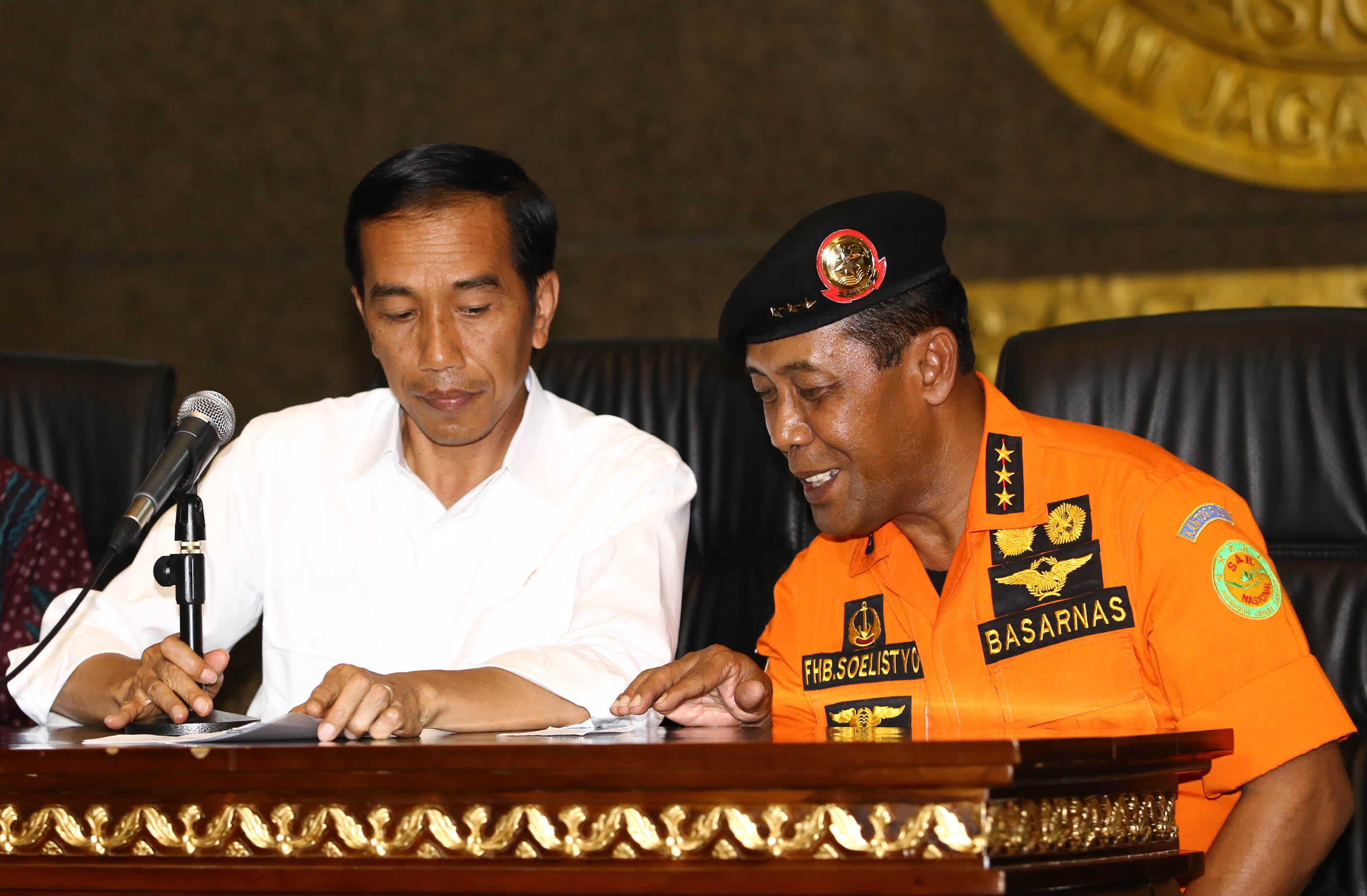 presiden-jokowi-dan-basarnas-jumpa-pers-terkait-airasia-qz8501_20141229_212510.jpg