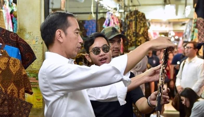 presiden-jokowi-dan-dua-putranya-gibran-rakabuming-dan-kaesang-pangarep.jpg
