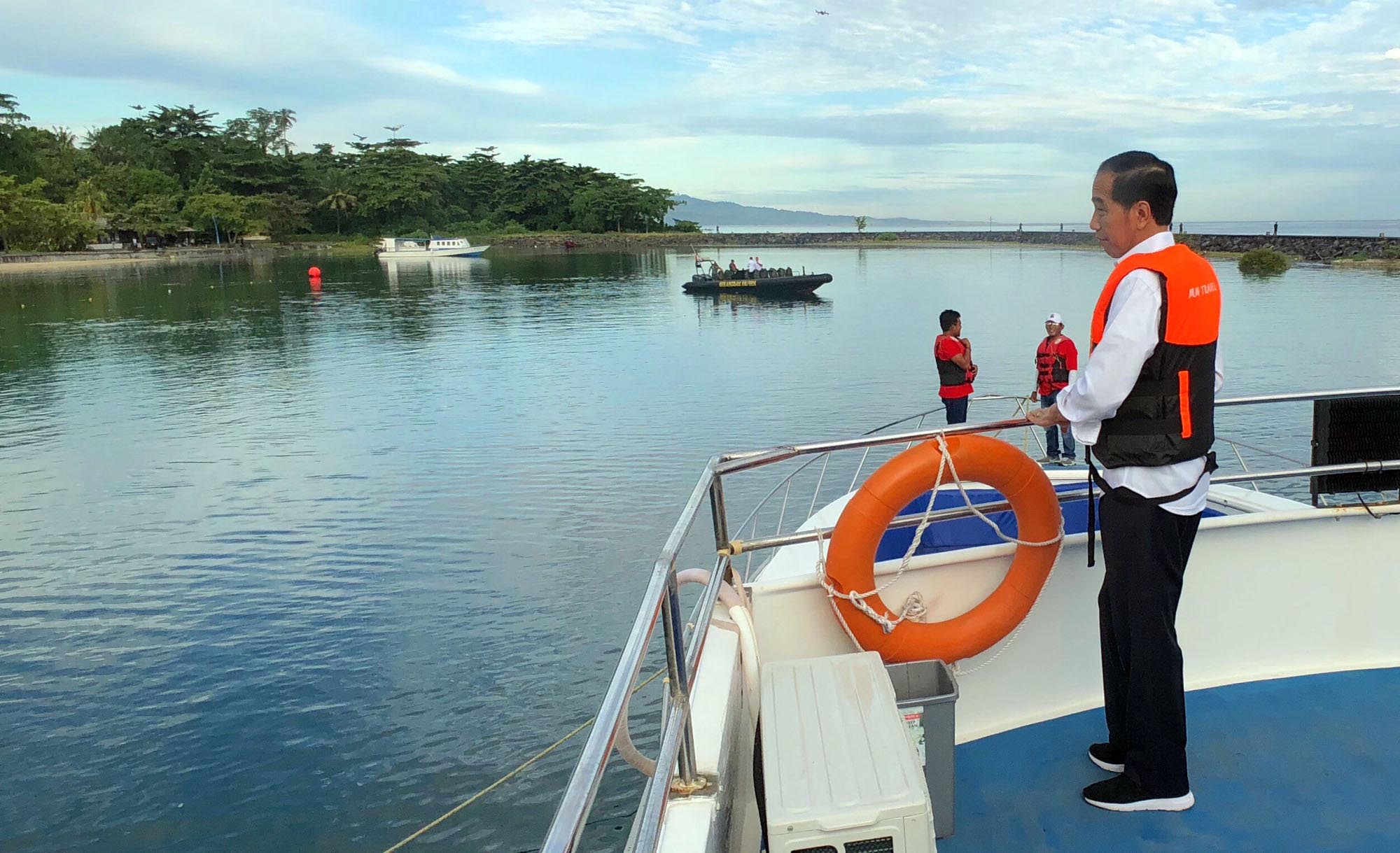 presiden-jokowi-dan-istri-kunjungi-perairan-kepulauan-bunaken_20190705_145143.jpg
