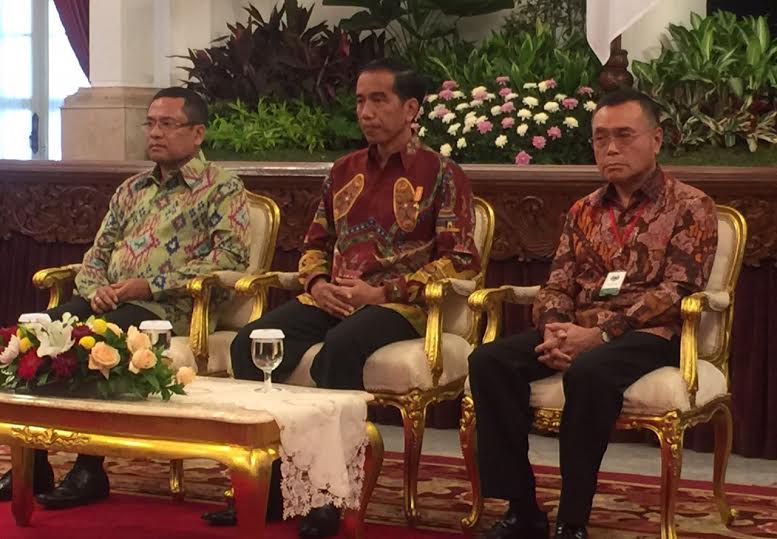presiden-jokowi-dan-menteri-perindustrian-saleh-husin_20150525_192639.jpg