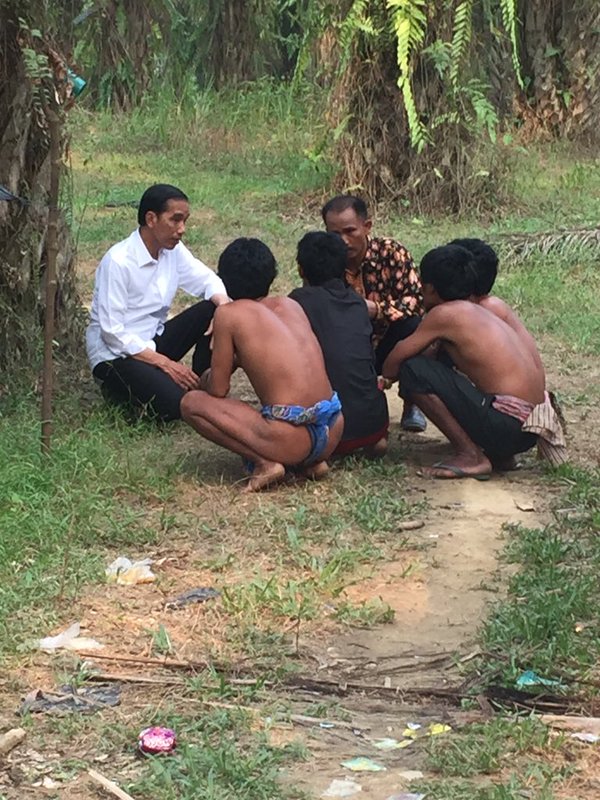 presiden-jokowi-dan-suku-anak-dalam-1_20151030_211838.jpg