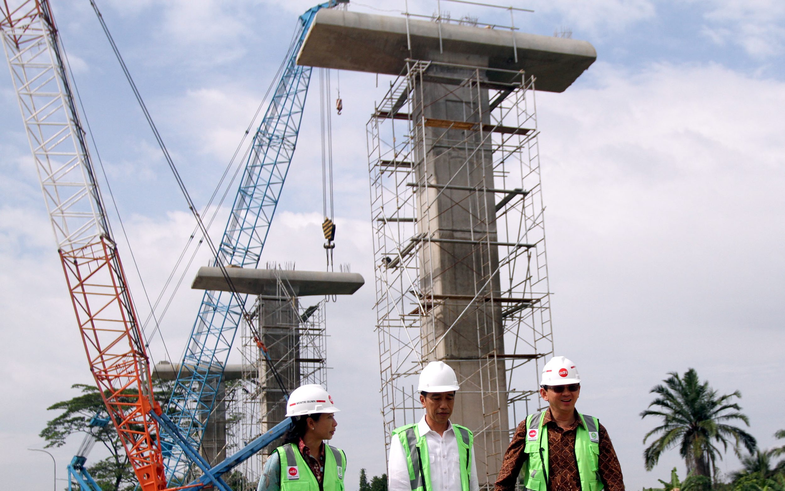 presiden-jokowi-didampingi-ahok-tinjau-pembangunan-lrt-jabodebek_20161004_121341.jpg