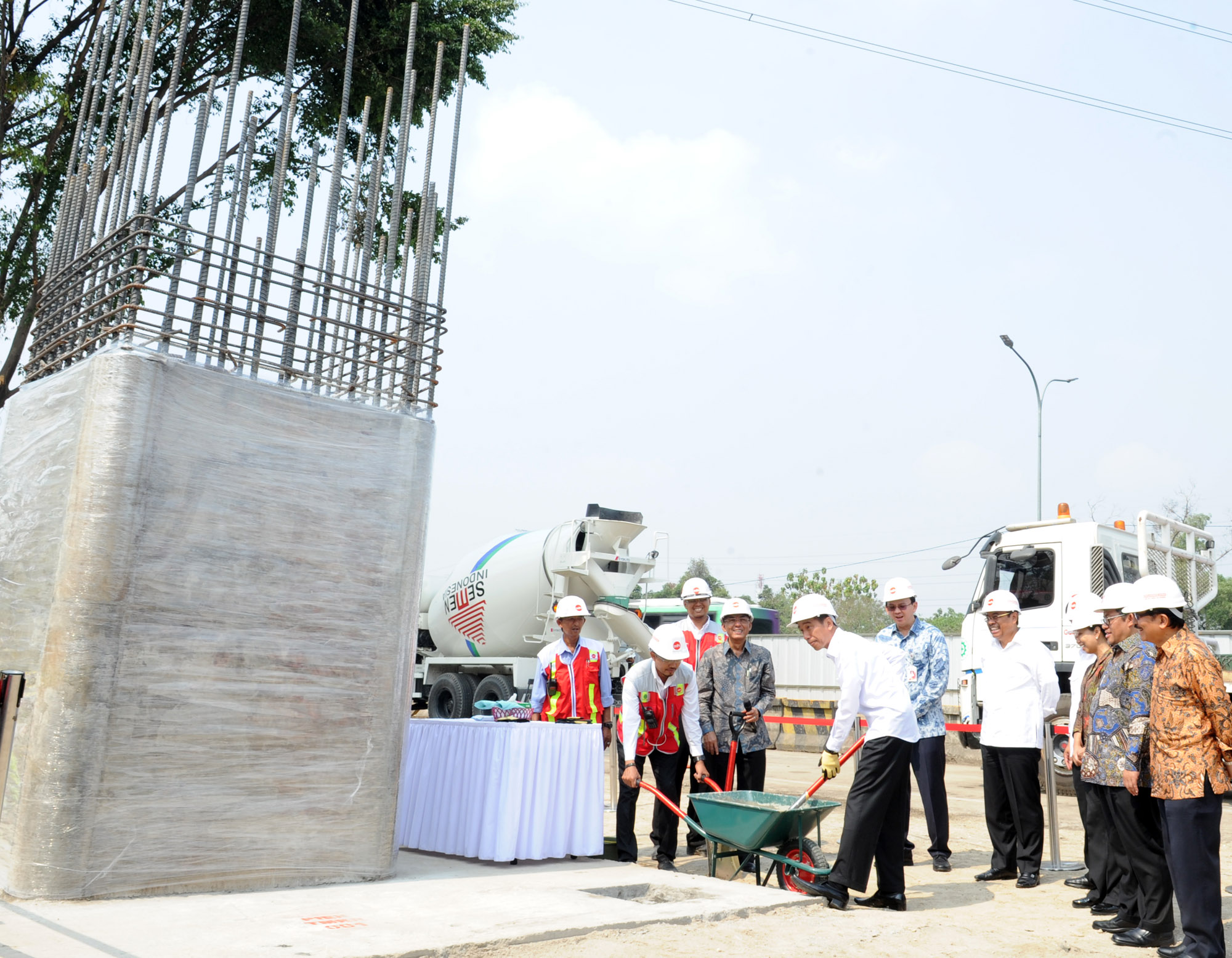 presiden-jokowi-groundbreaking-lrt_20150909_171925.jpg