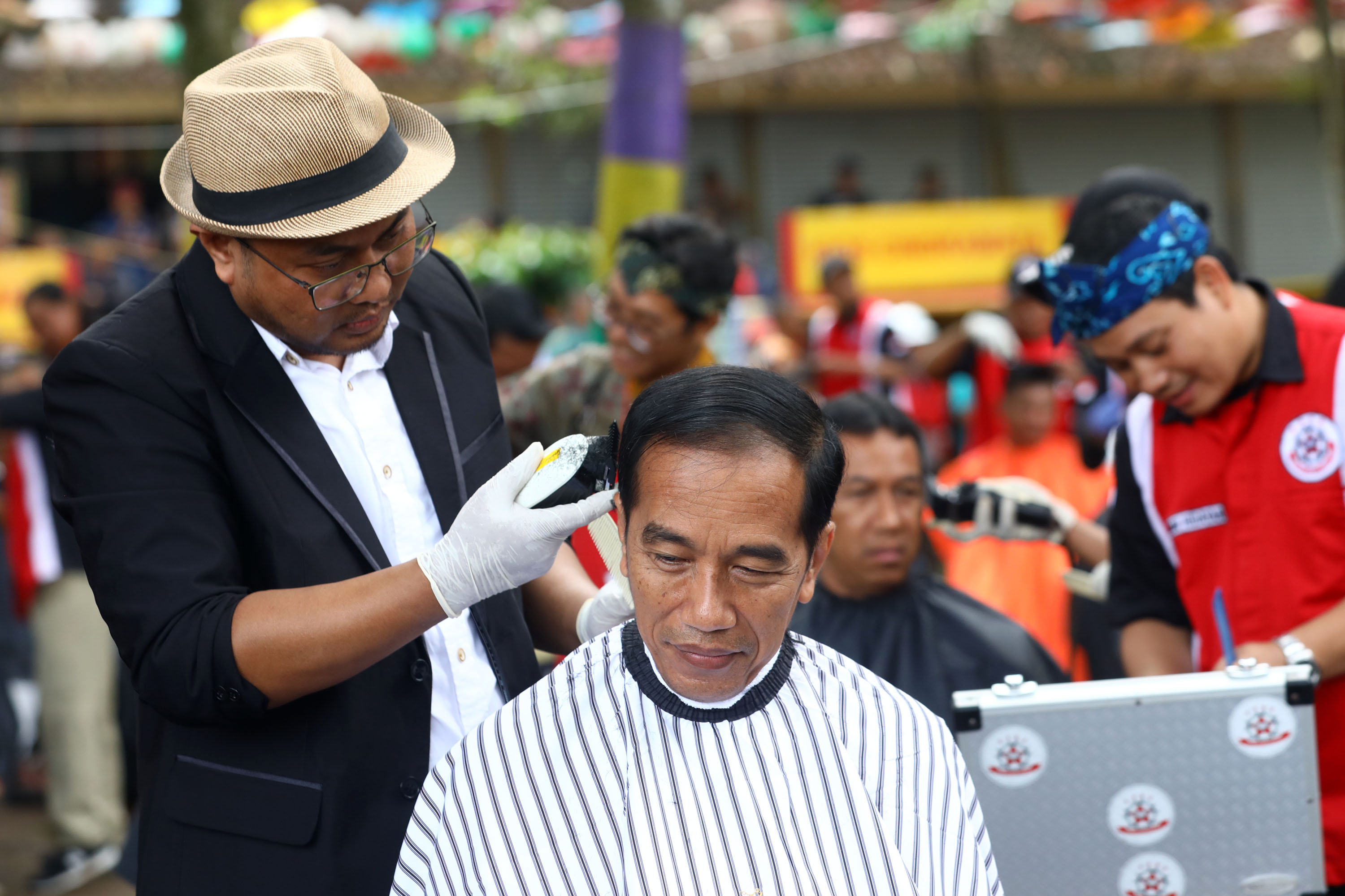 presiden-jokowi-ikut-potong-rambut-massal_20190120_004108.jpg