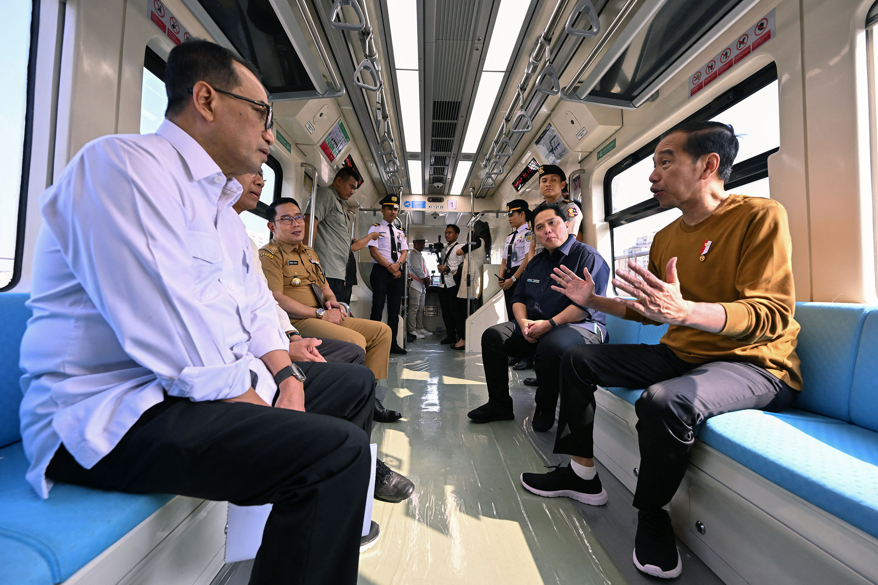 presiden-jokowi-jajal-lrt-jabodebek_20230803_193214.jpg