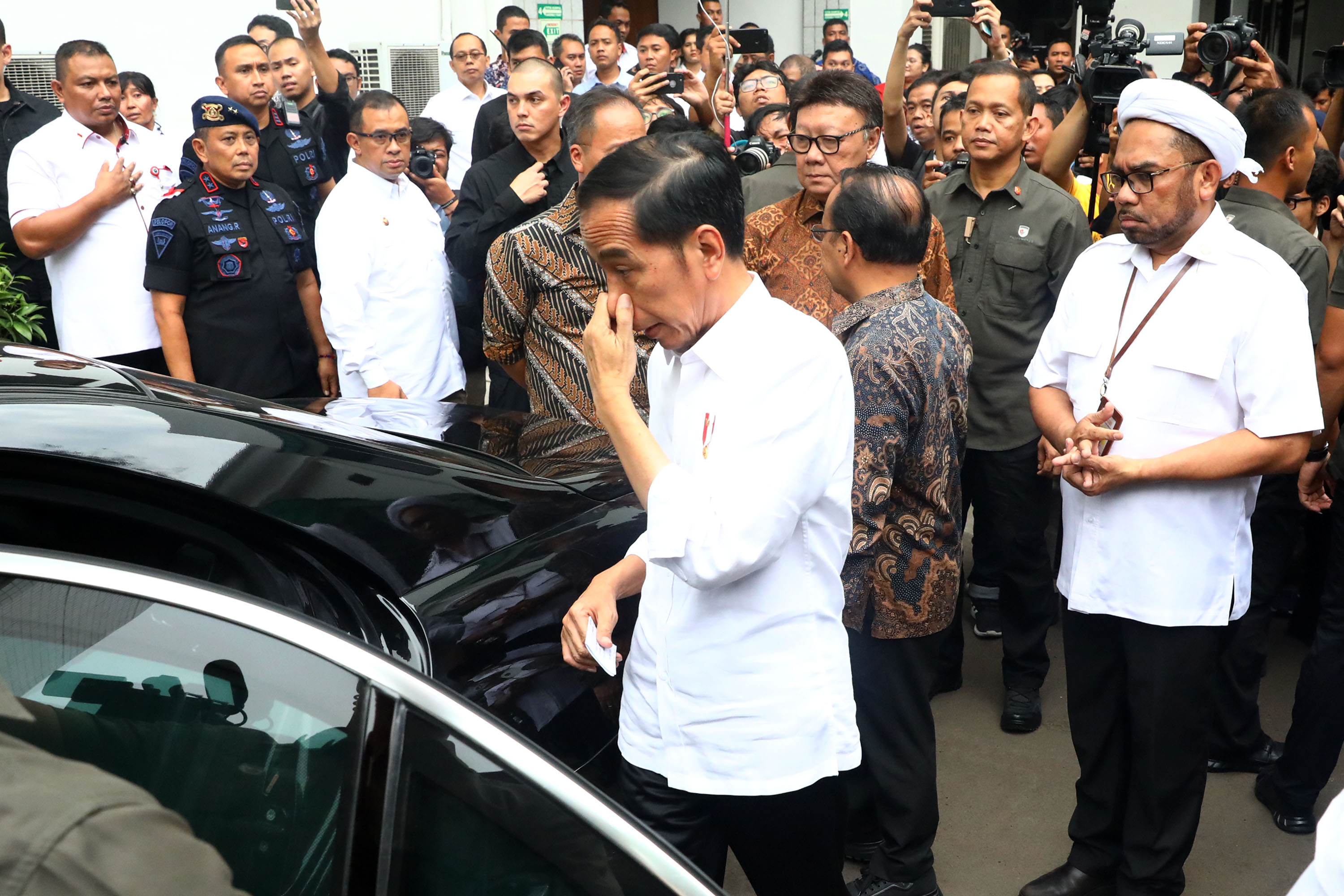 presiden-jokowi-jenguk-wiranto-di-rspad_20191010_183654.jpg