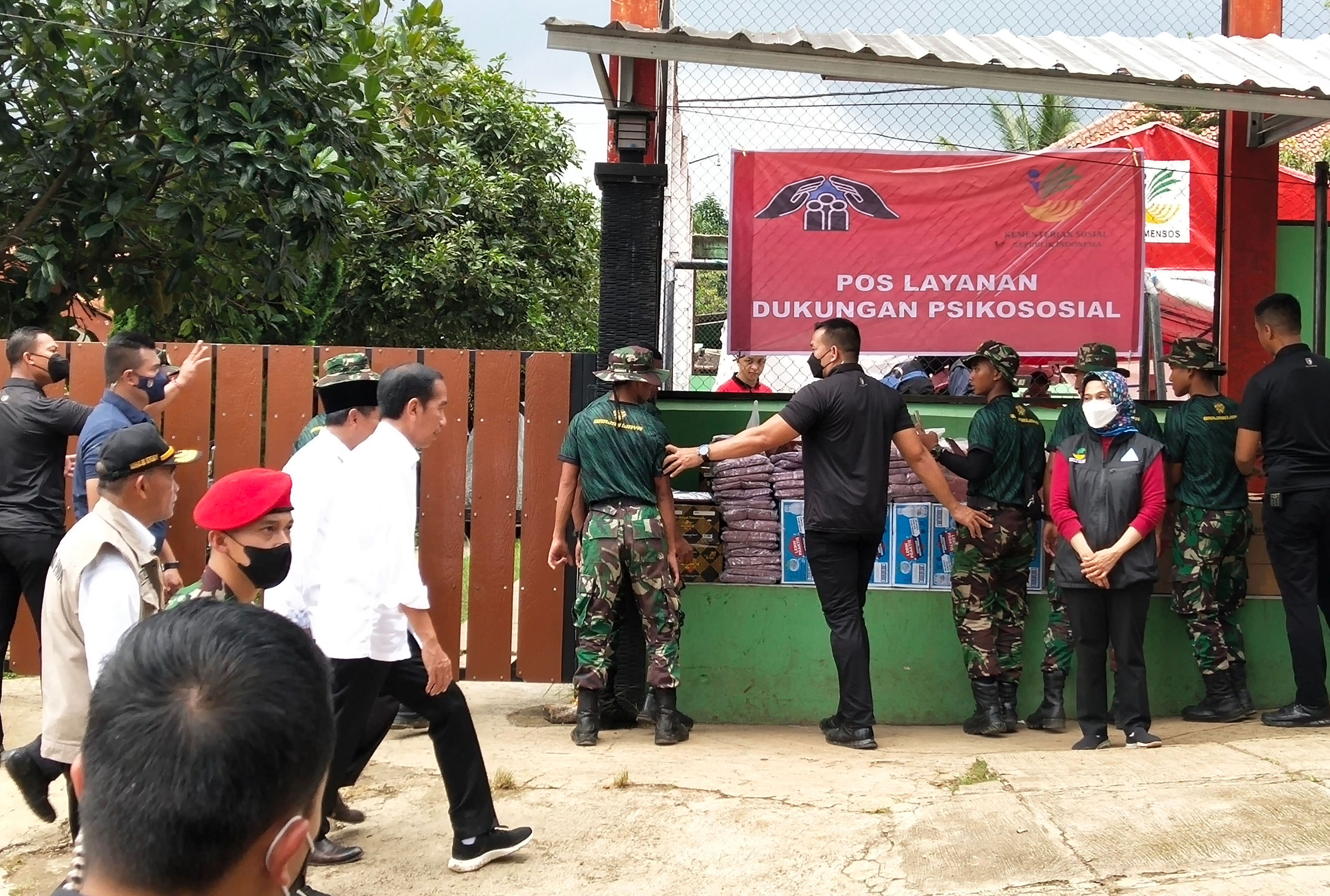 presiden-jokowi-kunjungi-korban-gempa-cianjur_20221124_143153.jpg