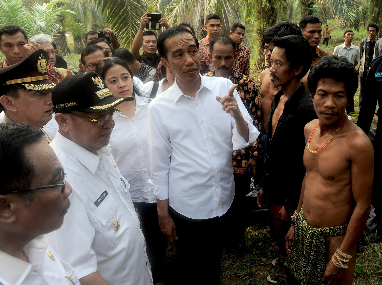 presiden-jokowi-kunjungi-suku-anak-dalam_20151031_163303.jpg