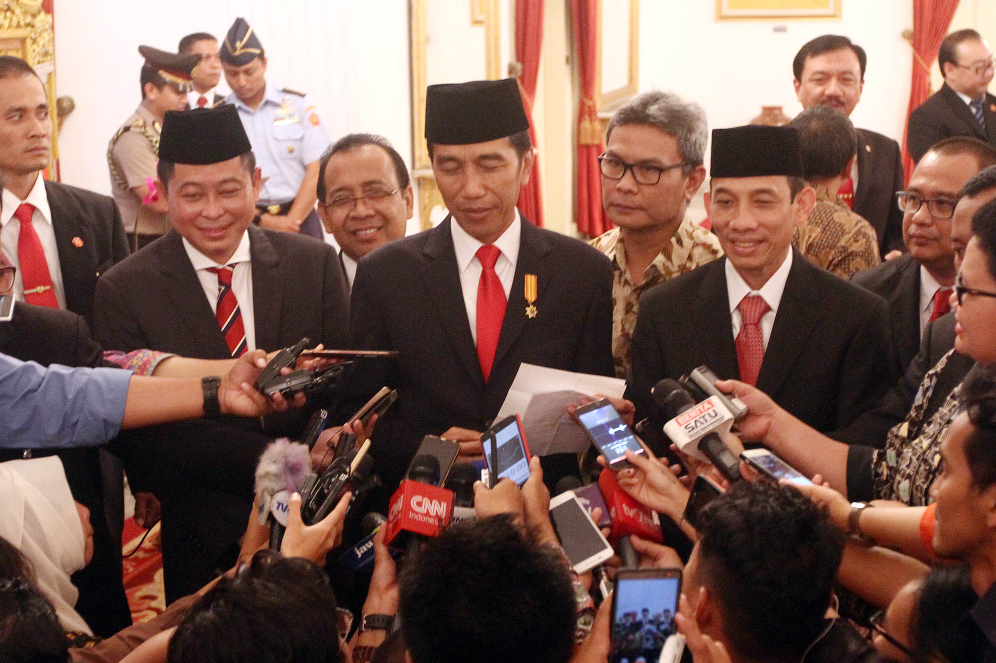 presiden-jokowi-lantik-ignasius-jonan-menjadi-menteri-esdm_20161014_163002.jpg