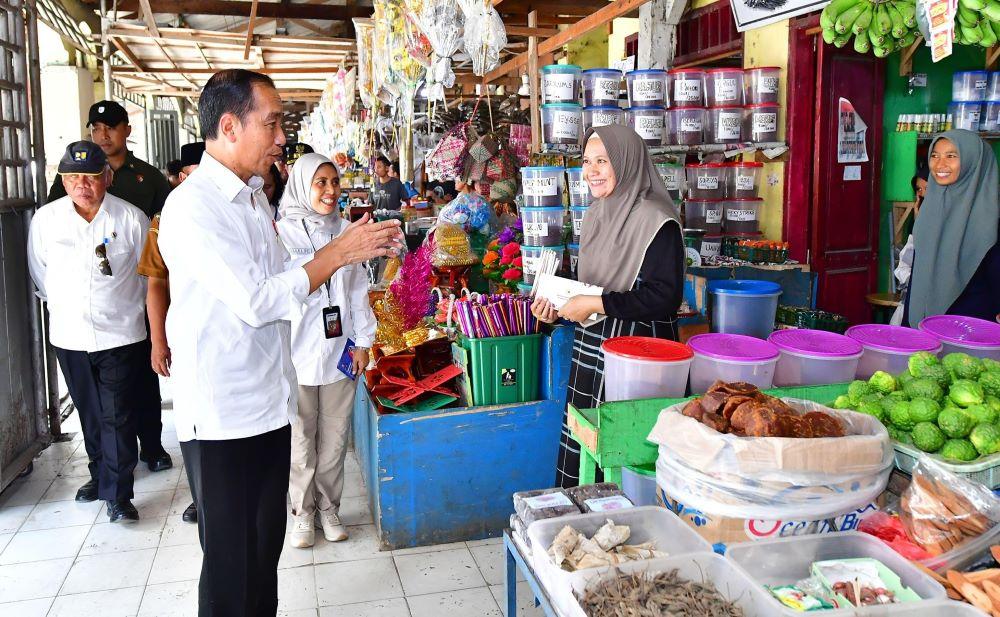 presiden-jokowi-mengecek-harga-pangan-di-pasar-kawat-kota-tanjungbalai-awal-bulan-ramadan.jpg