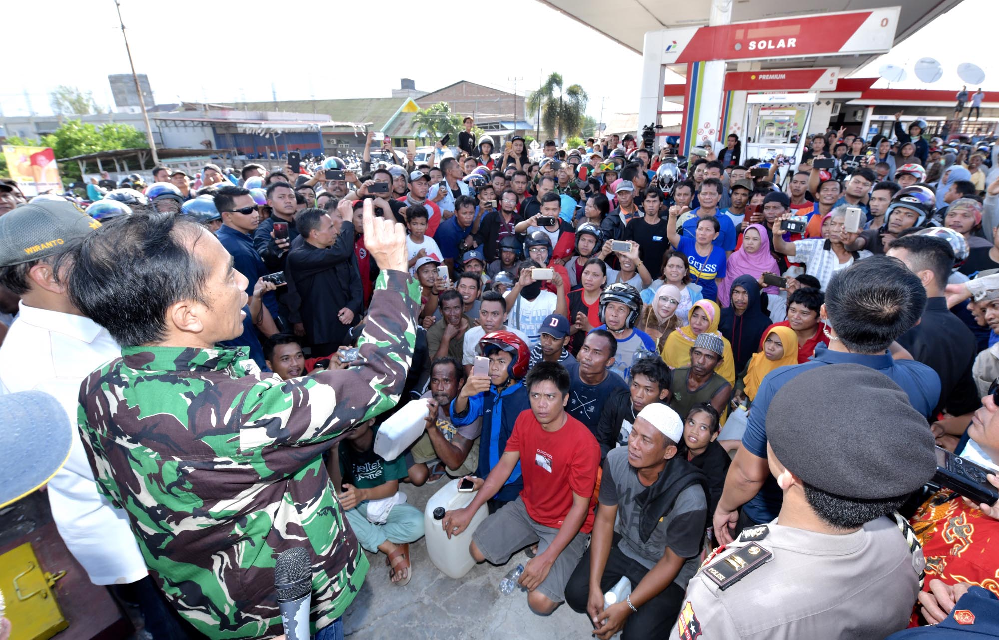 presiden-jokowi-meninjau-lokasi-terdampak-gempa-dan-tsunami_20180930_222925.jpg