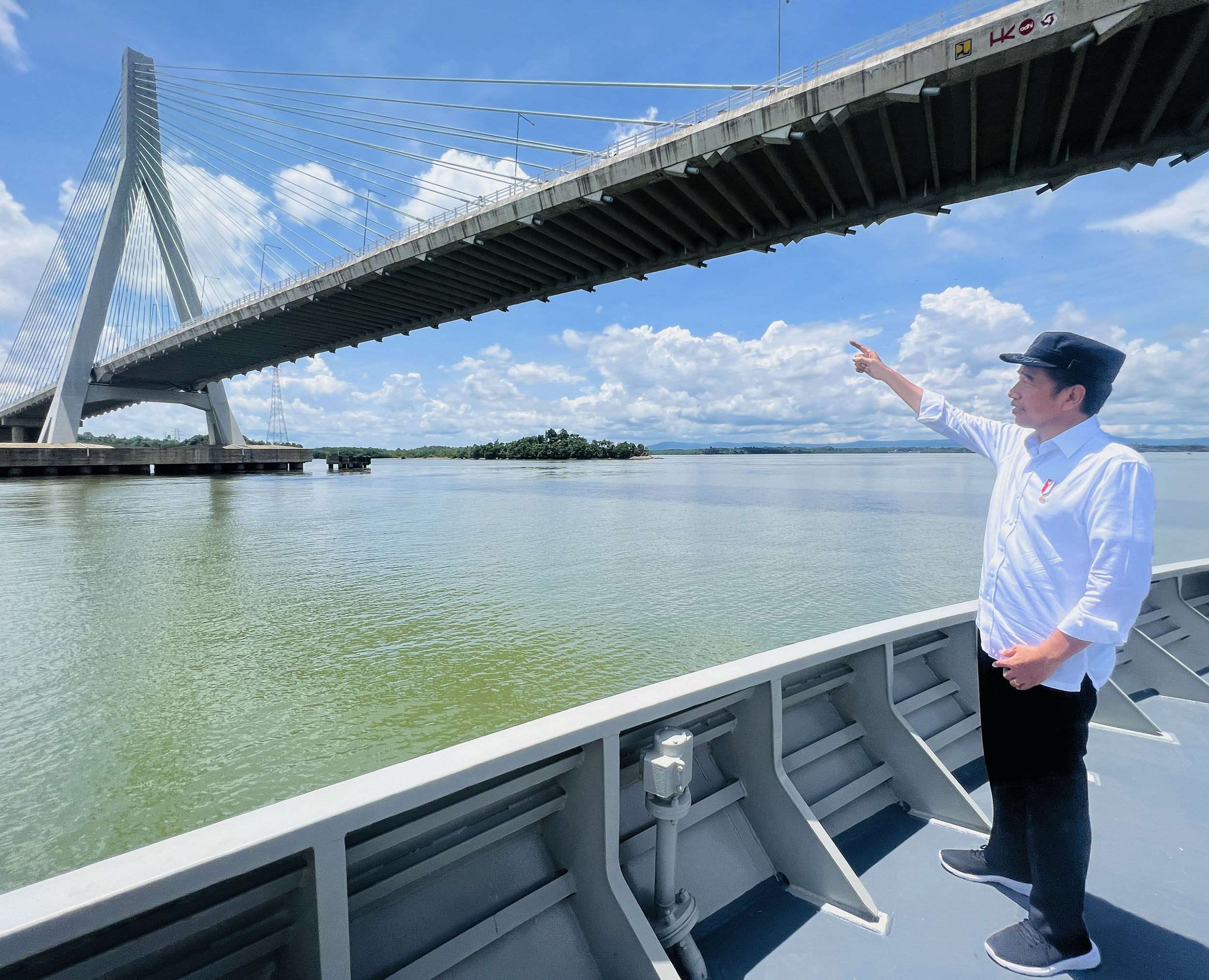 presiden-jokowi-naik-kapal-perang-kunjungi-ikn_20221027_070449.jpg