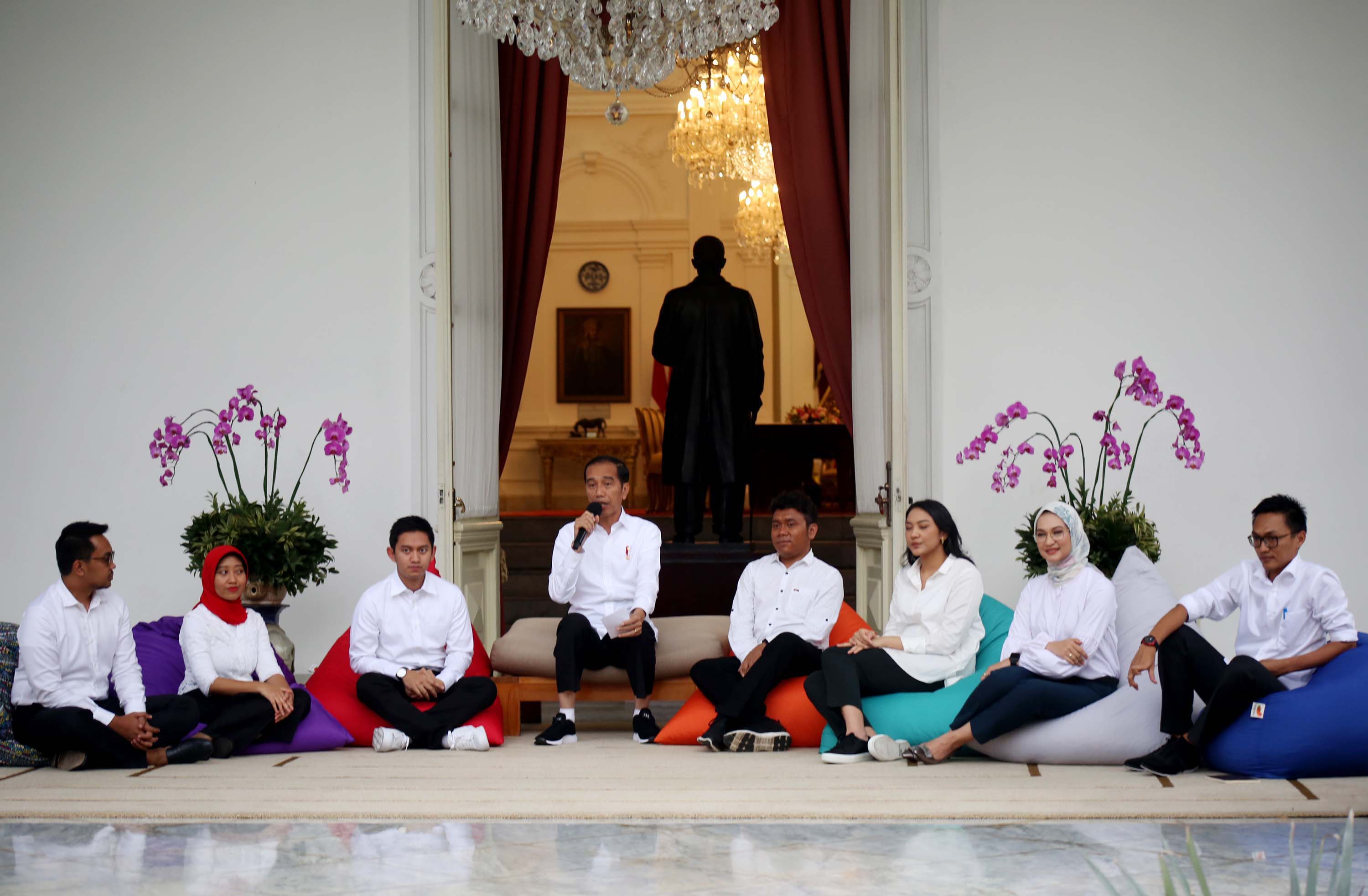 presiden-jokowi-perkenalkan-tujuh-stafsus-milenialnya_20191121_200328.jpg