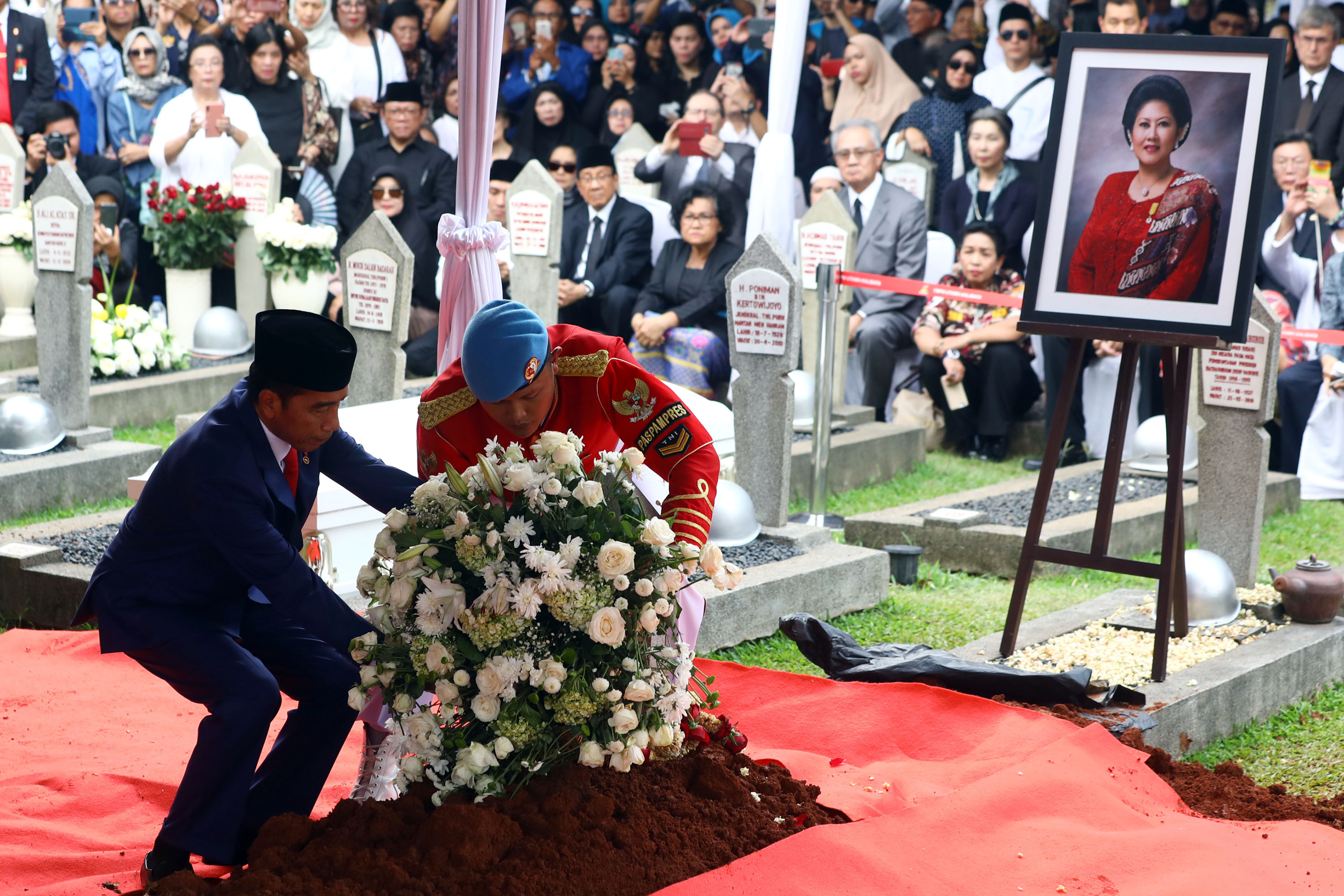 presiden-jokowi-pimpin-pemakaman-ani-yudhoyono-di-tmp-kalibata_20190602_173029.jpg