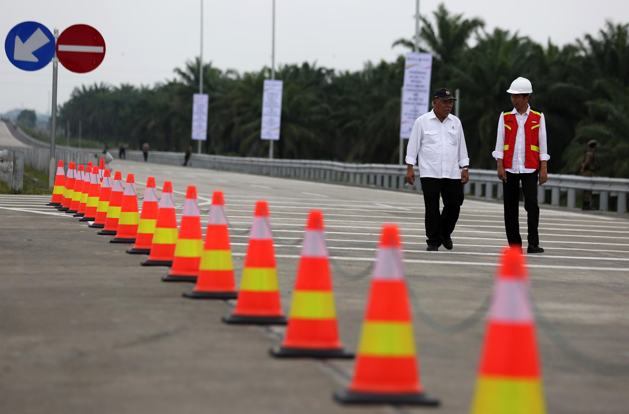 presiden-jokowi-resmikan-jalan-tol-trans-sumatera_20171013_213036.jpg