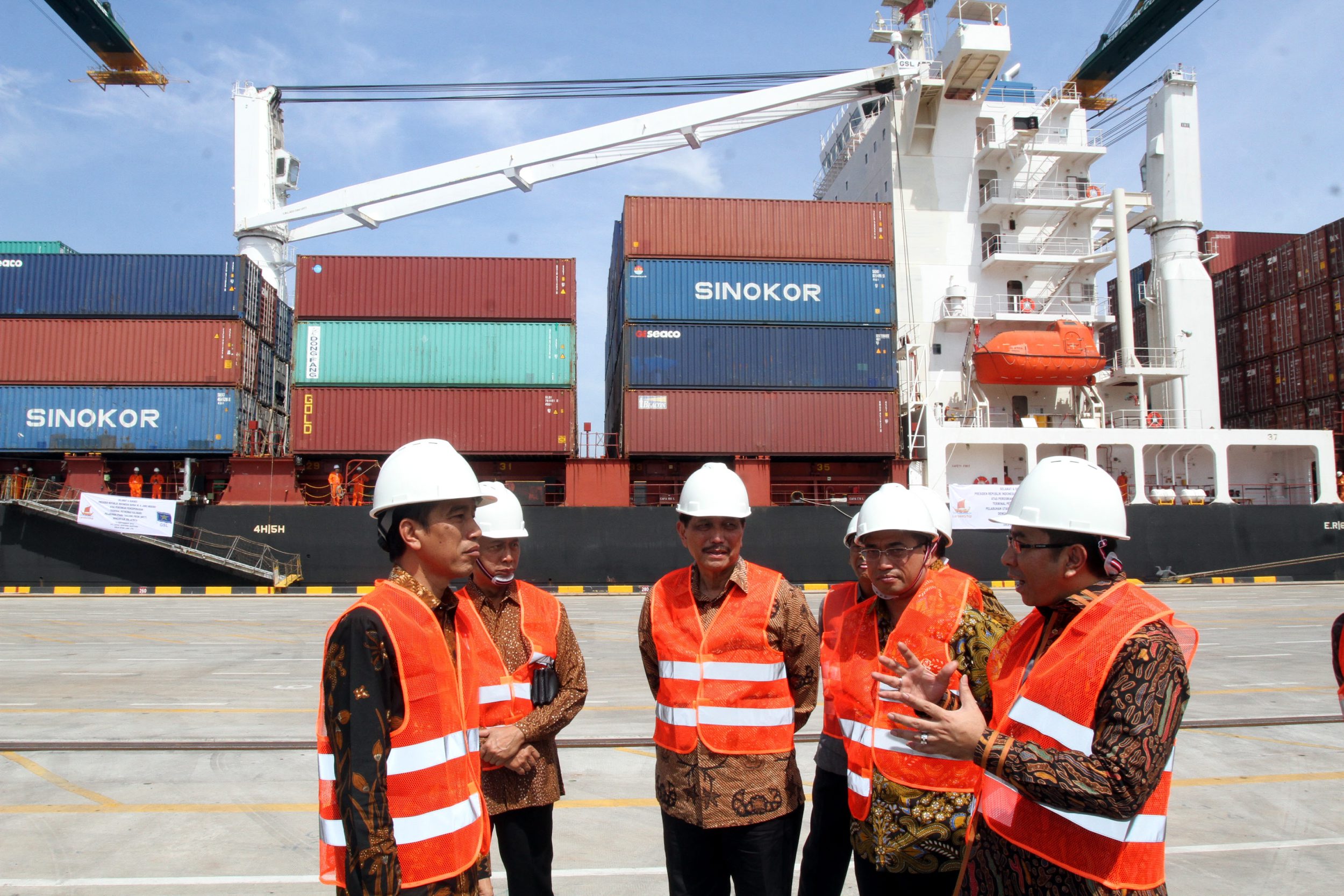 presiden-jokowi-resmikan-terminal-petikemas-kalibaru_20160916_130117.jpg