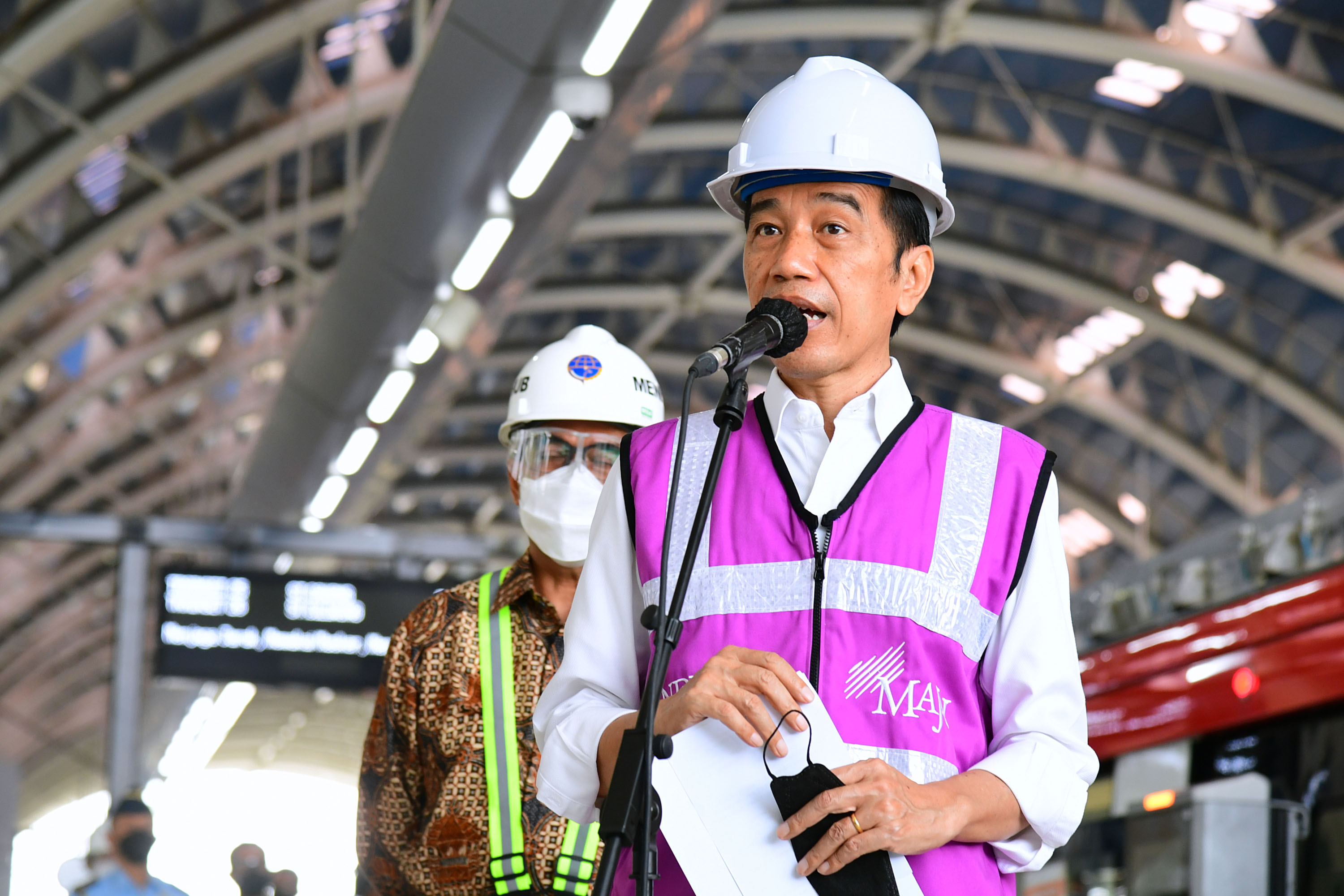 presiden-jokowi-tinjau-perkembangan-proyek-lrt-jabodebek_20210609_214211.jpg