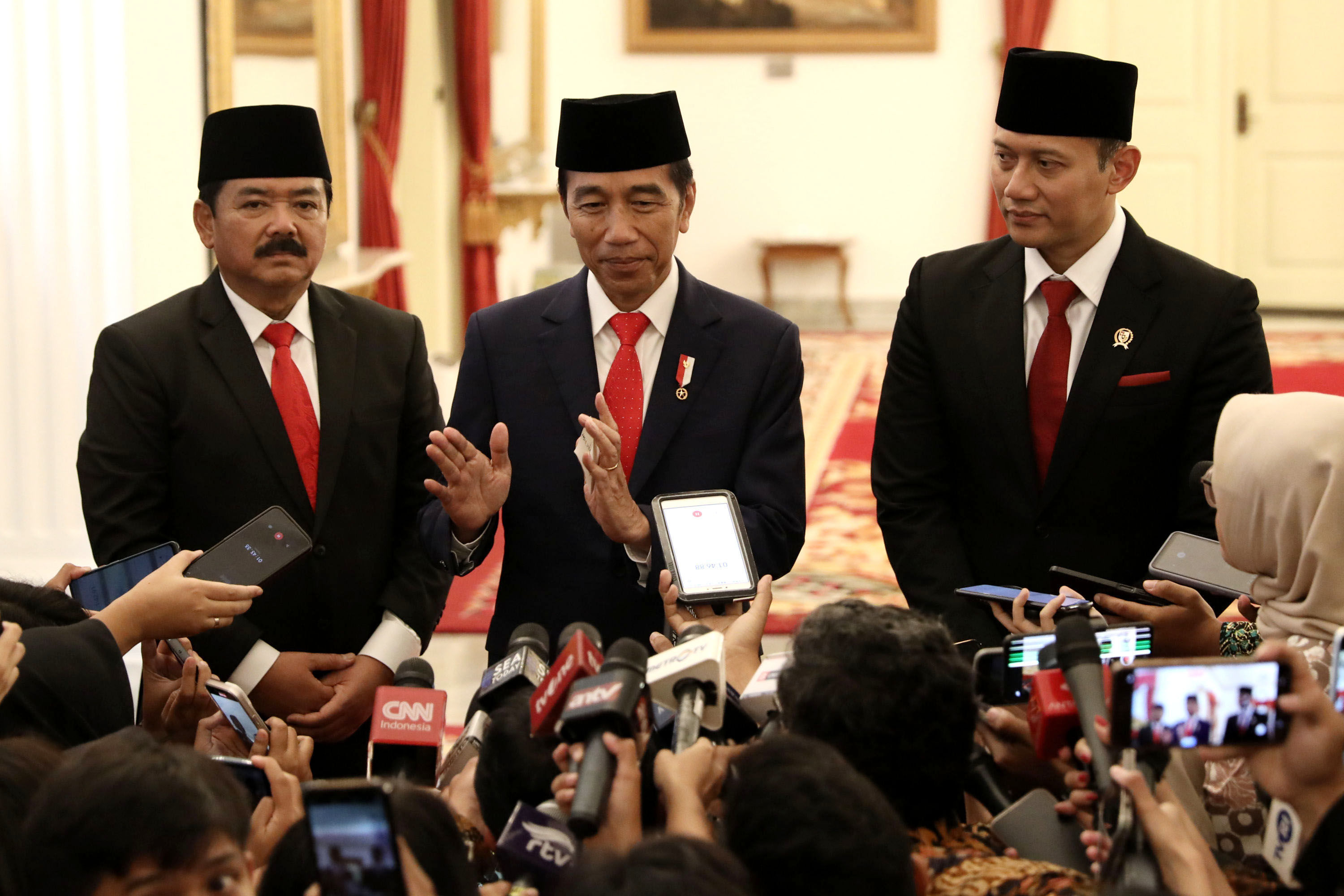 presiden-lantik-menko-polhukam-dan-menteri-atrbpn_20240221_143632.jpg