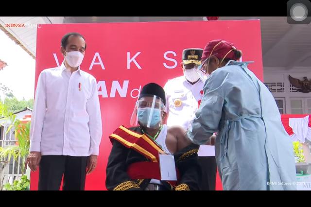 presiden-menyapa-para-vaksinator-dan-masyarakat-yang-mendapatkan-vaksin-dianta.jpg