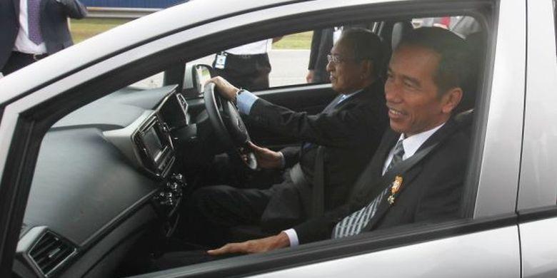presiden-ri-joko-widodo-jajal-new-proton-iriz-bersama-chairman-proton-mahathir-mohamad_20150207_125411.jpg