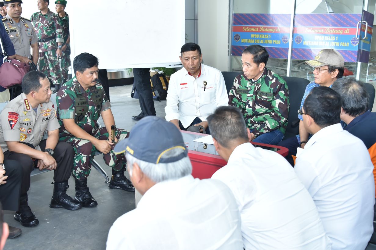presiden-ri-jokowi-pimpin-ratas-pdb-palu-didampingi-panglima-tni_20180930_193421.jpg