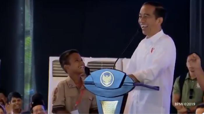 presiden-ri-jokowi-tertawa-saat-mendengar-jawaban-dari-siswa-sd.jpg
