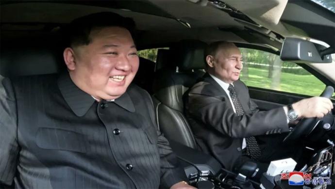 presiden-rusia-vladimir-putin-dan-pemimpin-korea-utara-kim-jong-un-tampak-tertawa.jpg