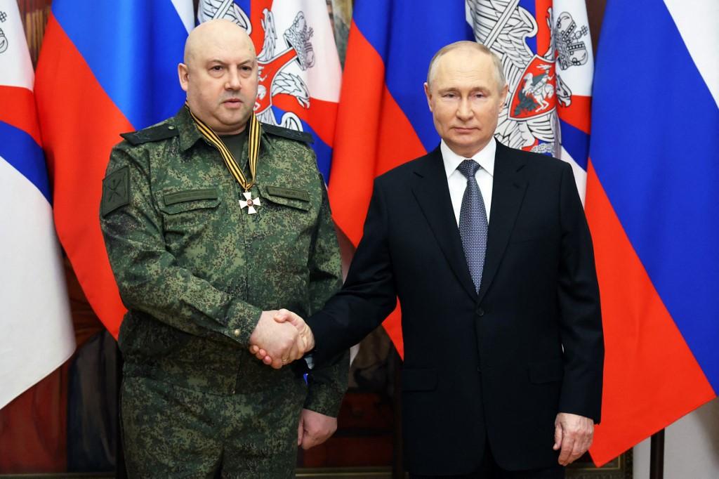 presiden-rusia-vladimir-putin-jenderal-sergei-surovikin-76t.jpg