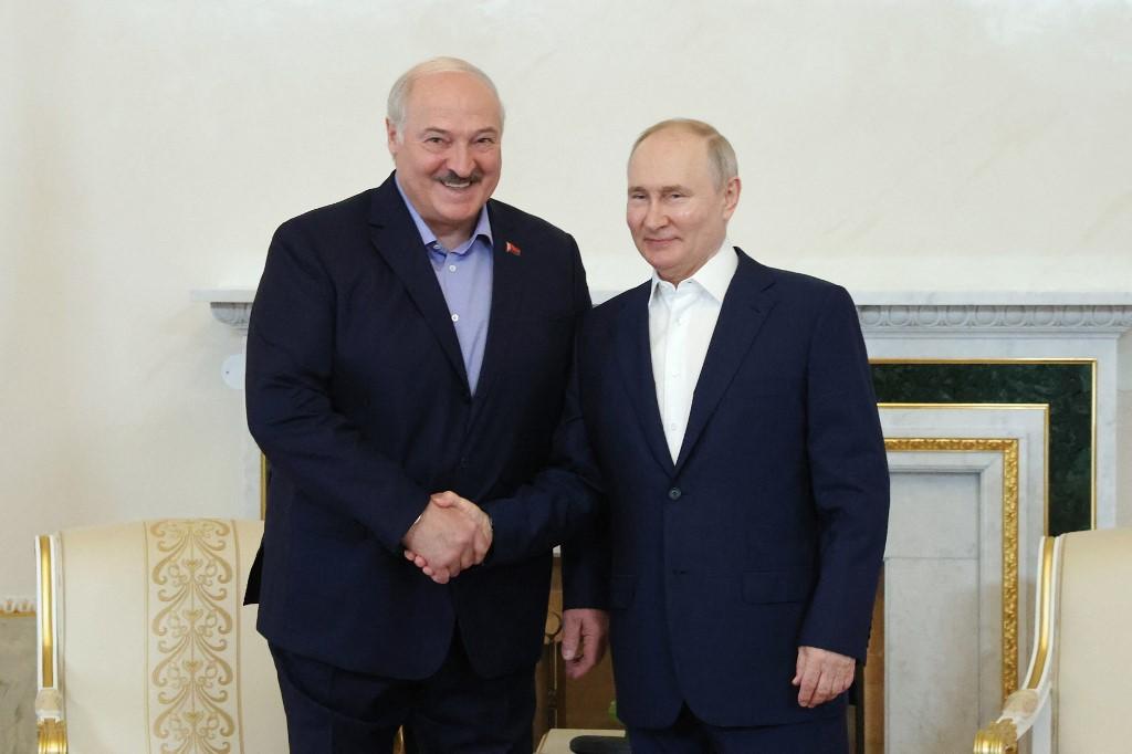 presiden-rusia-vladimir-putin-kanan-dan-presiden-belarus-alexander-lukashenko-kiri.jpg