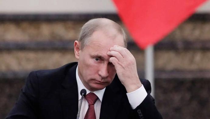 presiden-rusia-vladimir-putin-tampak-memegang-dahi.jpg