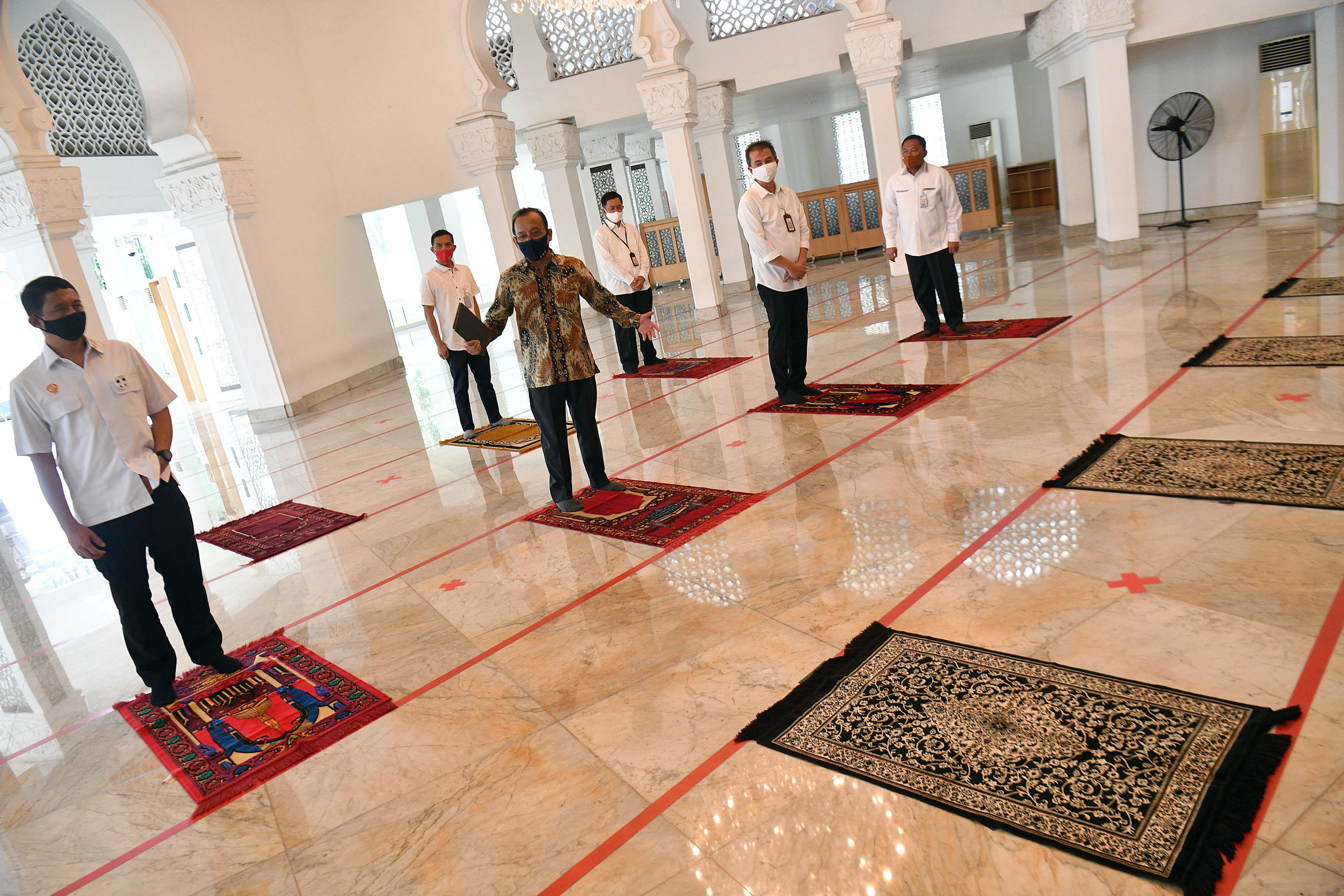 presiden-tinjau-kesiapan-normal-baru-masjid-kompleks-istana_20200604_235517.jpg