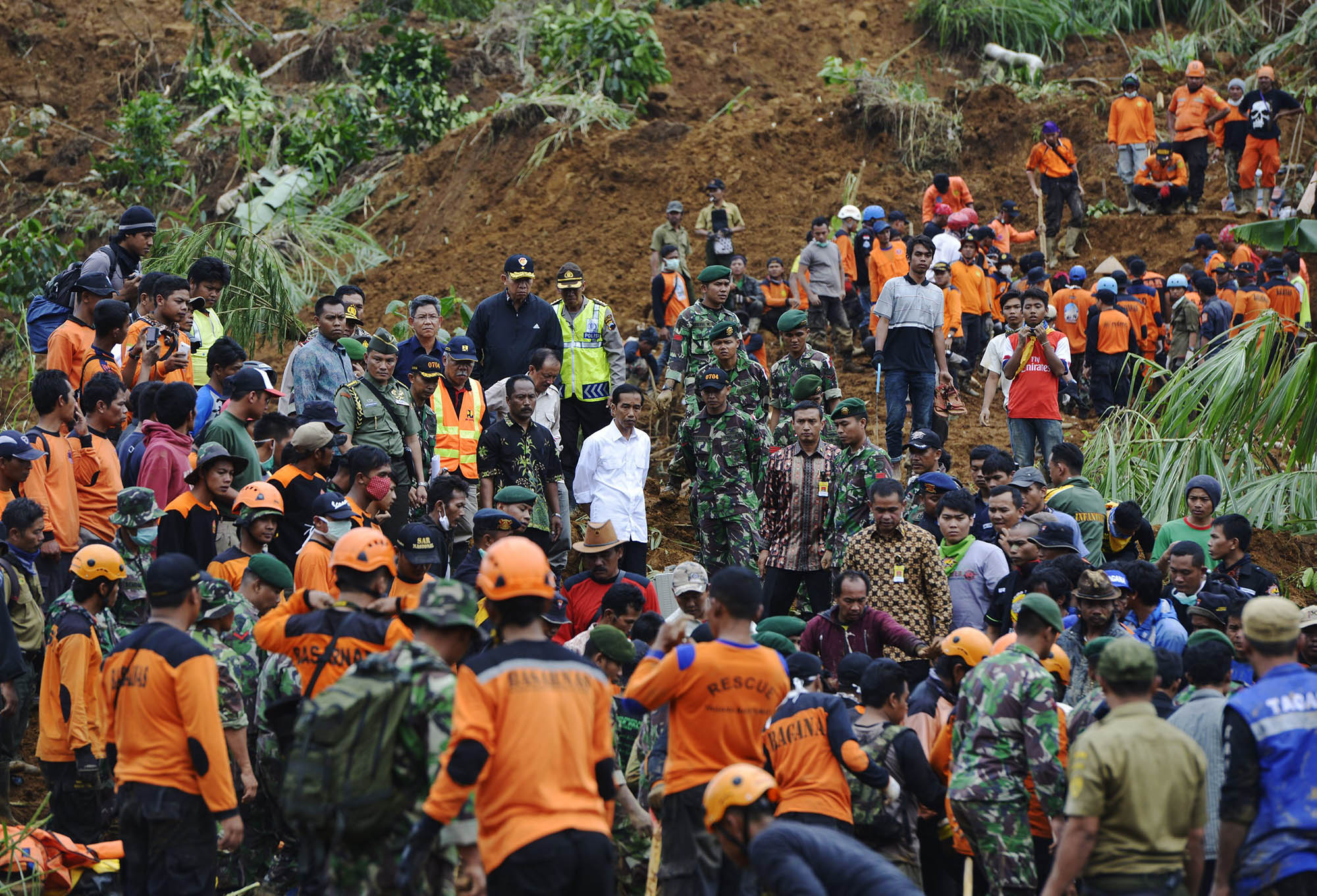 presiden-tinjau-lokasi-longsor-banjarnegara_20141215_134809.jpg