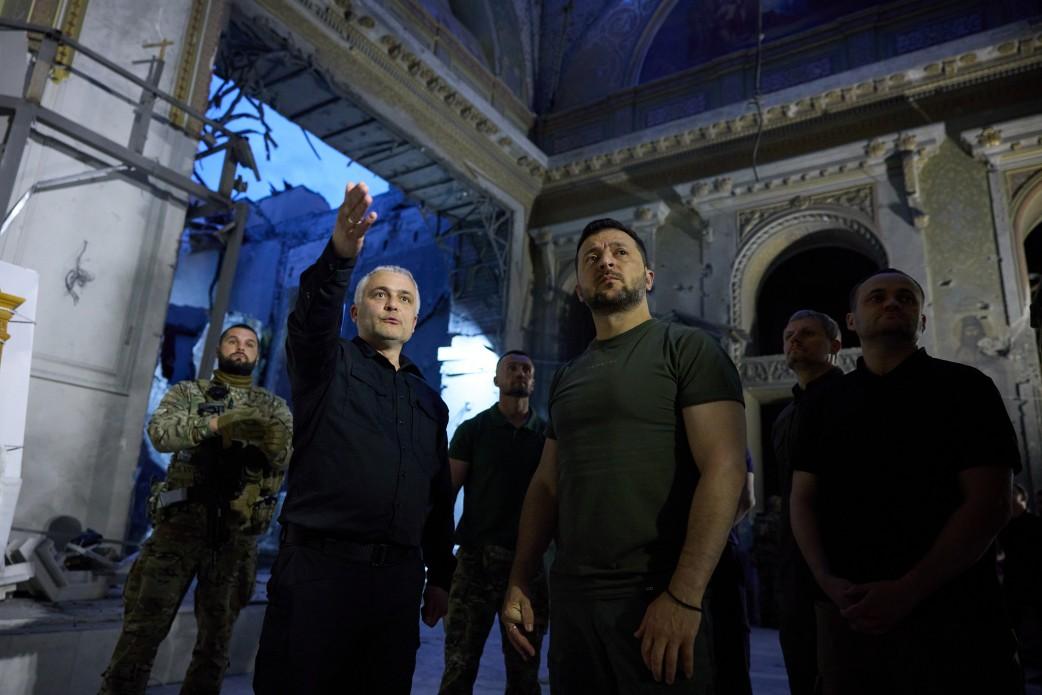 presiden-ukraina-volodymyr-zelensky-melakukan-kunjungan-ke-katedral-di-odesa-78.jpg