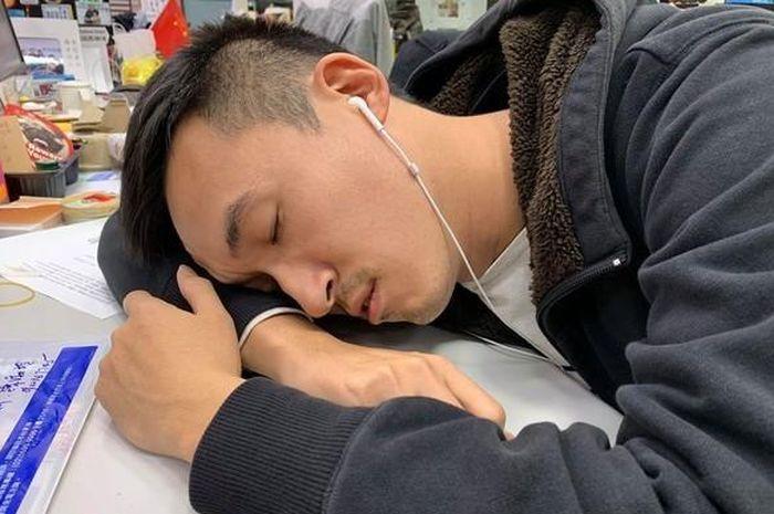 pria-ini-mendadak-tuli-setelah-tidur-dengan-earphone.jpg