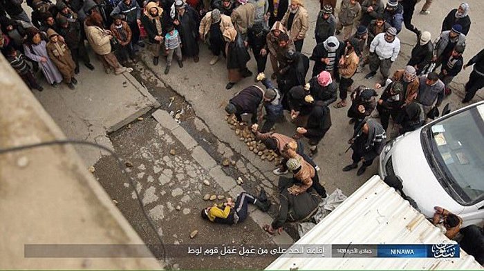 pria-ini-tergeletak-di-jalan-dihujani-batu-oleh-kelompok-isis-dan-warga-lokal_20170329_180934.jpg