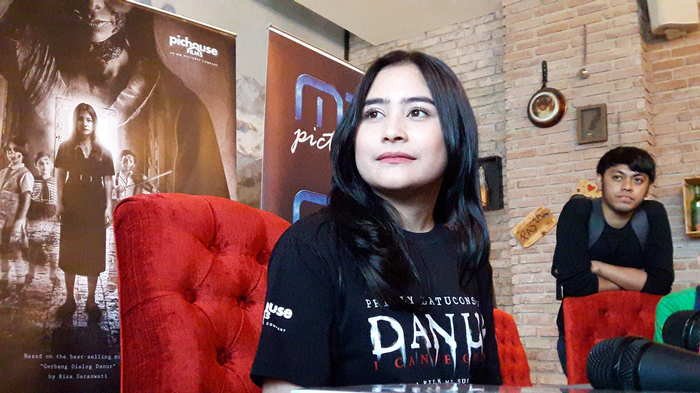 prilly-latuconsina-saat-ditemui-dalam-acara-syukuran_20170406_230709.jpg
