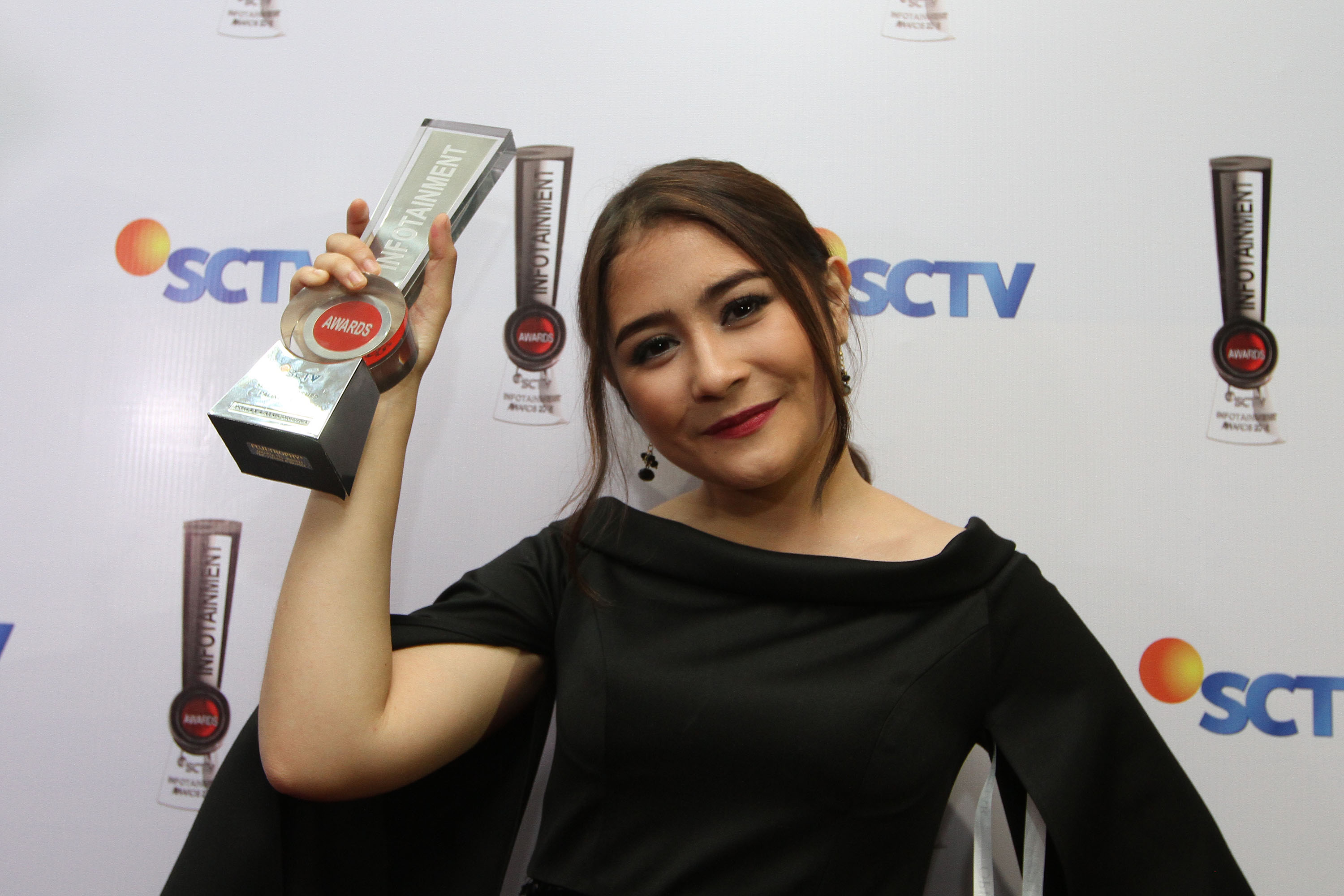 prilly-latuconsina-selebriti-sosmed-paling-eksis_20150201_054452.jpg
