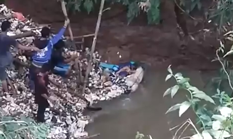 proses-evakuasi-jasad-pria-di-aliran-sungai-cipakancilan-bogor_20160725_190733.jpg