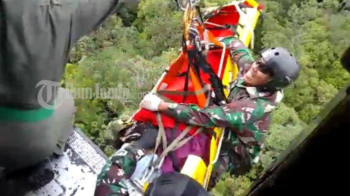 proses-evakuasi-kapolda-jambi-irjen-pol-rusdi-hartono-terlihat-seorang-anggota-tni-mendampingi.jpg