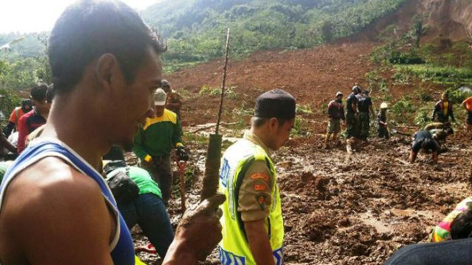 proses-evakuasi-korban-longsor-di-karangkobar-banjarnegara_2_20141213_115730.jpg