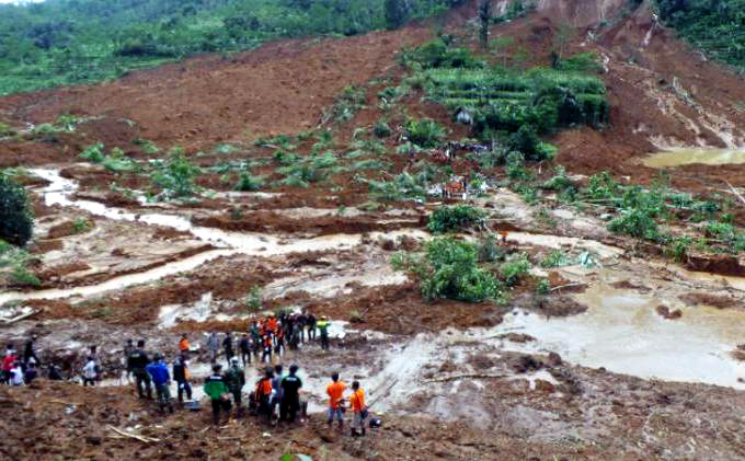 proses-evakuasi-korban-longsor-di-karangkobar-banjarnegara_3_20141213_144303.jpg
