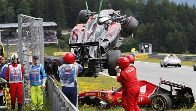proses-evakuasi-mobil-ferrari-dan-mclaren_20150622_232018.jpg