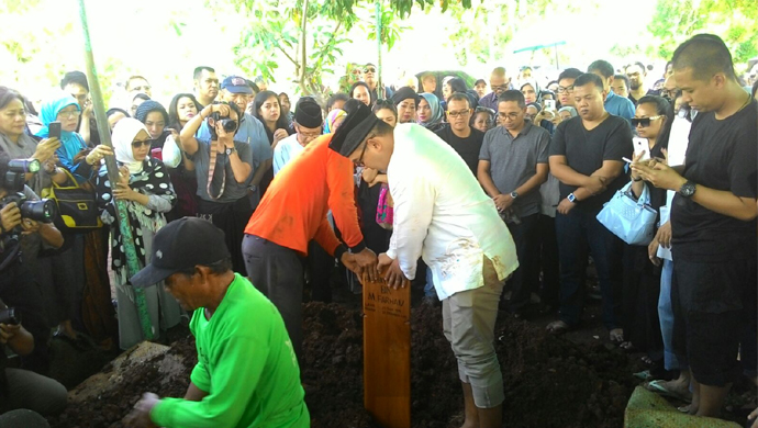 proses-pemakaman-putra-pertama-presenter-muhammad-farhan_20151221_134946.jpg