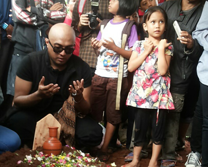 proses-pemakaman-rani-andriani4_20150118_124905.jpg