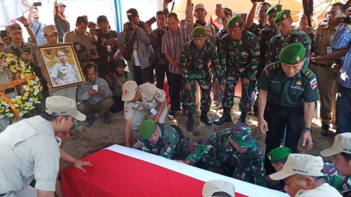 prosesi-pemakaman-jenazah-sutopo.jpg