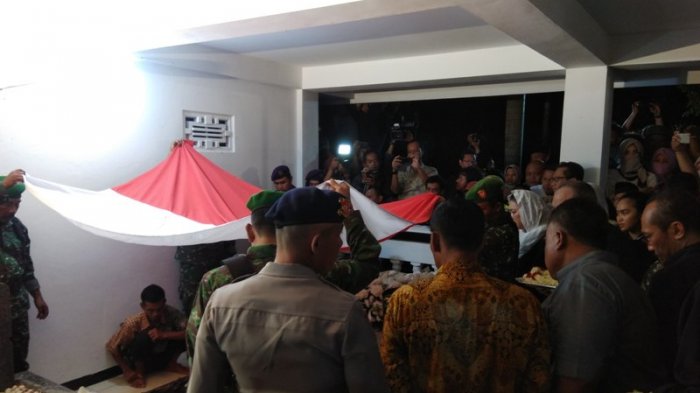 prosesi-pemakaman-probosutedjo_20180326_230359.jpg