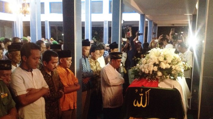 prosesi-salat-jenazah-almarhum-probosutedjo-di-makam-somenggalan-di-kemusuk_20180326_224134.jpg