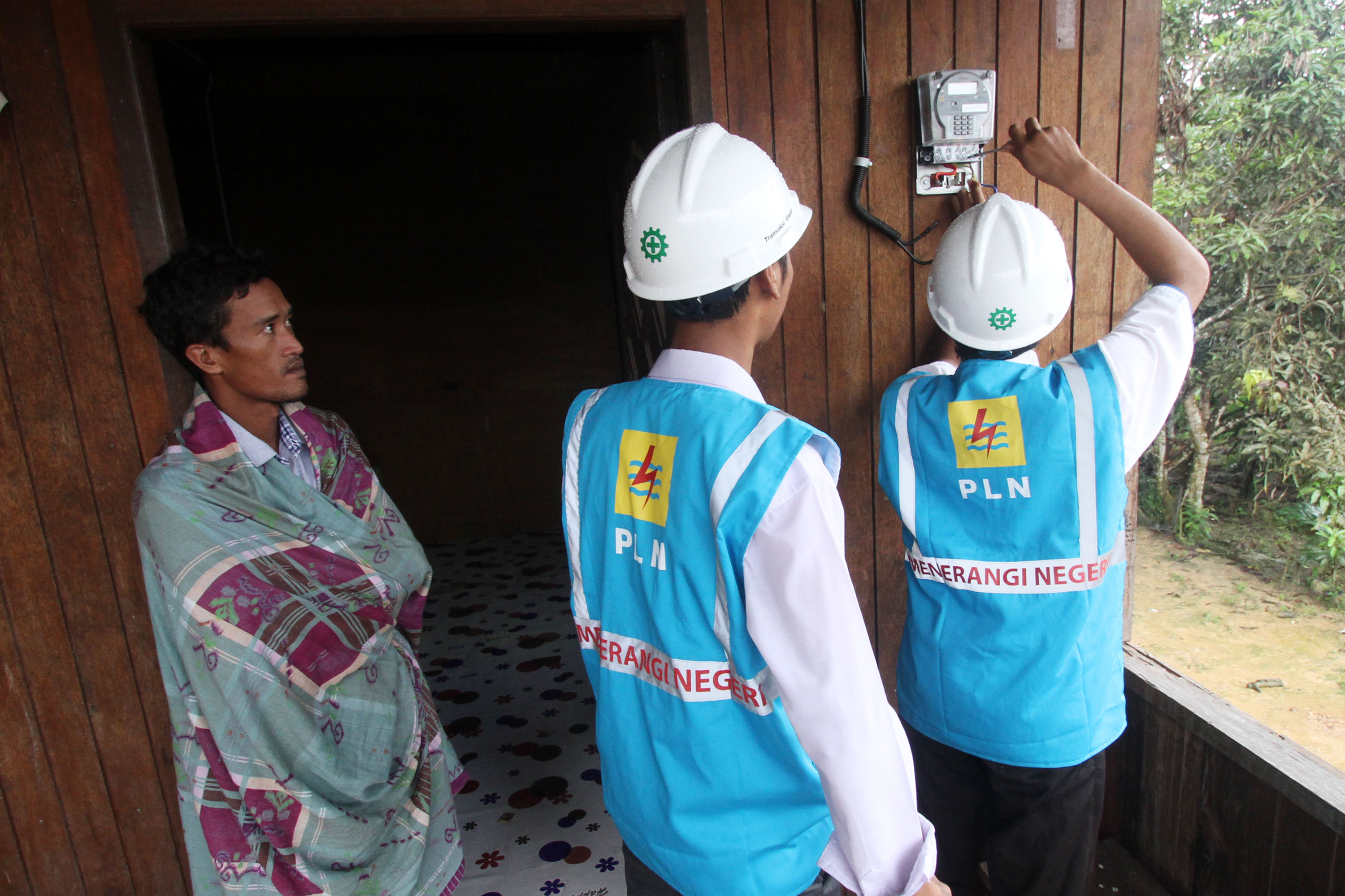 proyek-listrik-desa-di-kalimantan-timur_20180429_121243.jpg