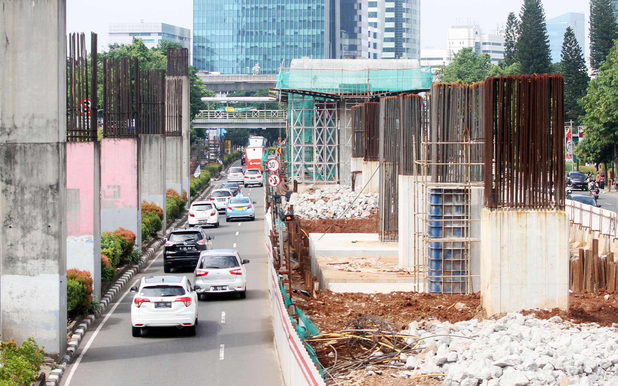 proyek-lrt-kuningan-masih-libur_20180622_183558.jpg